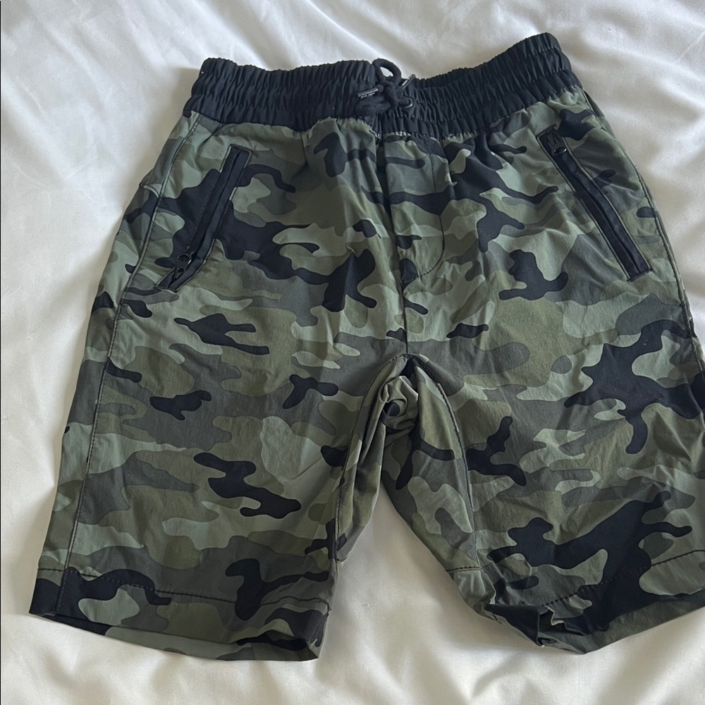 GAP Kids Green Camouflage Shorts size mediuml
